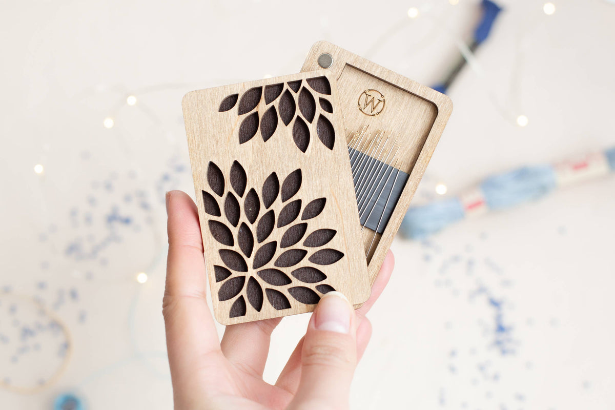 Wooden Magnetic Needle Case - Chrysanthemum