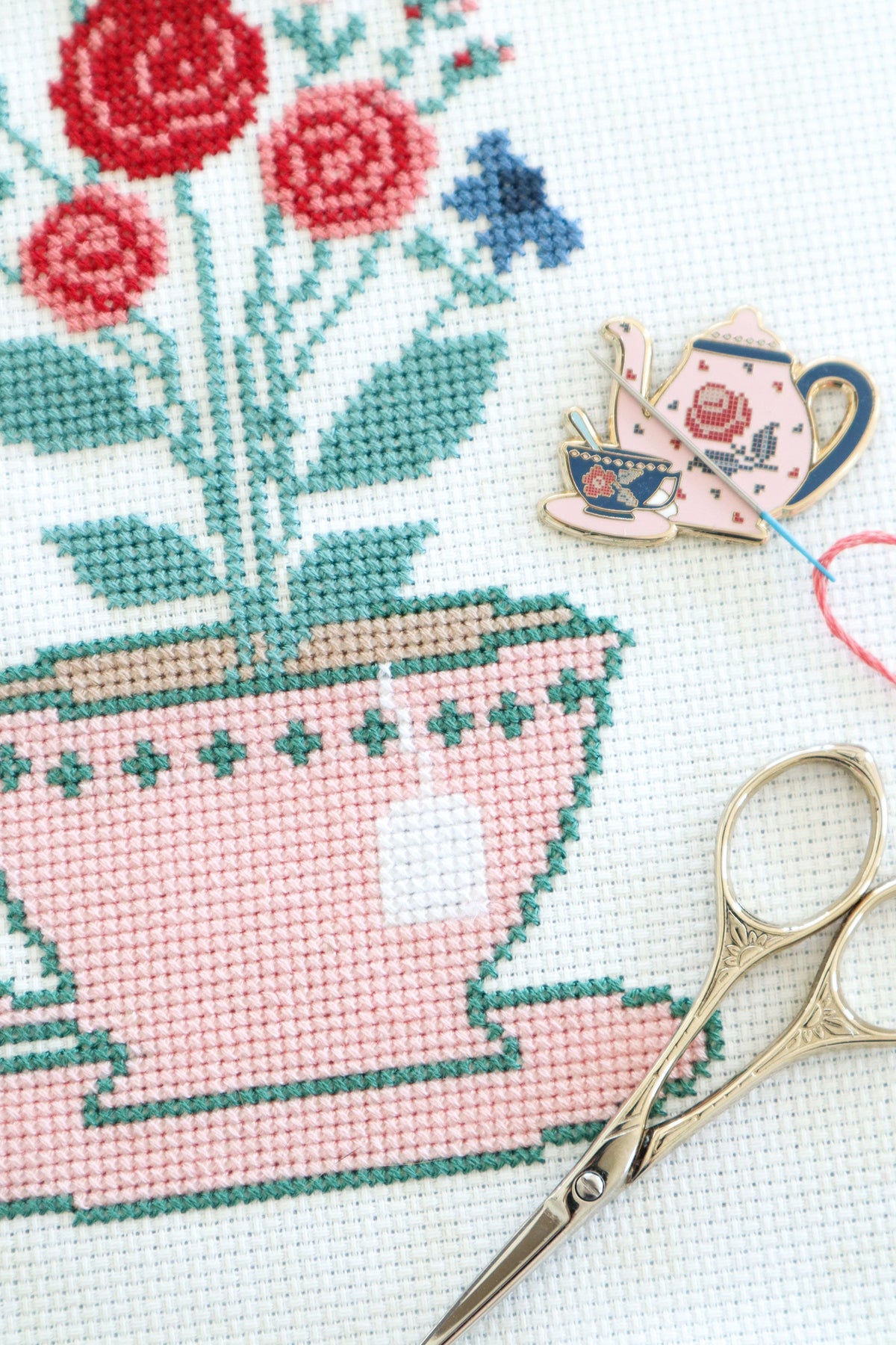 Roses Tea Set Needle Minder