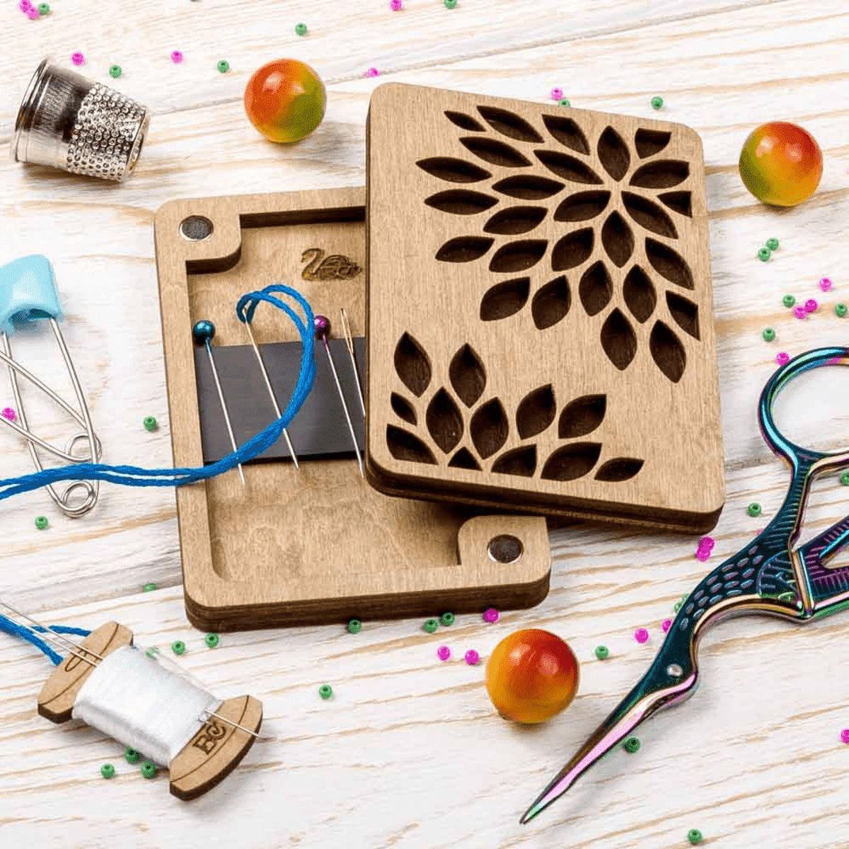 Wooden Magnetic Needle Case - Chrysanthemum