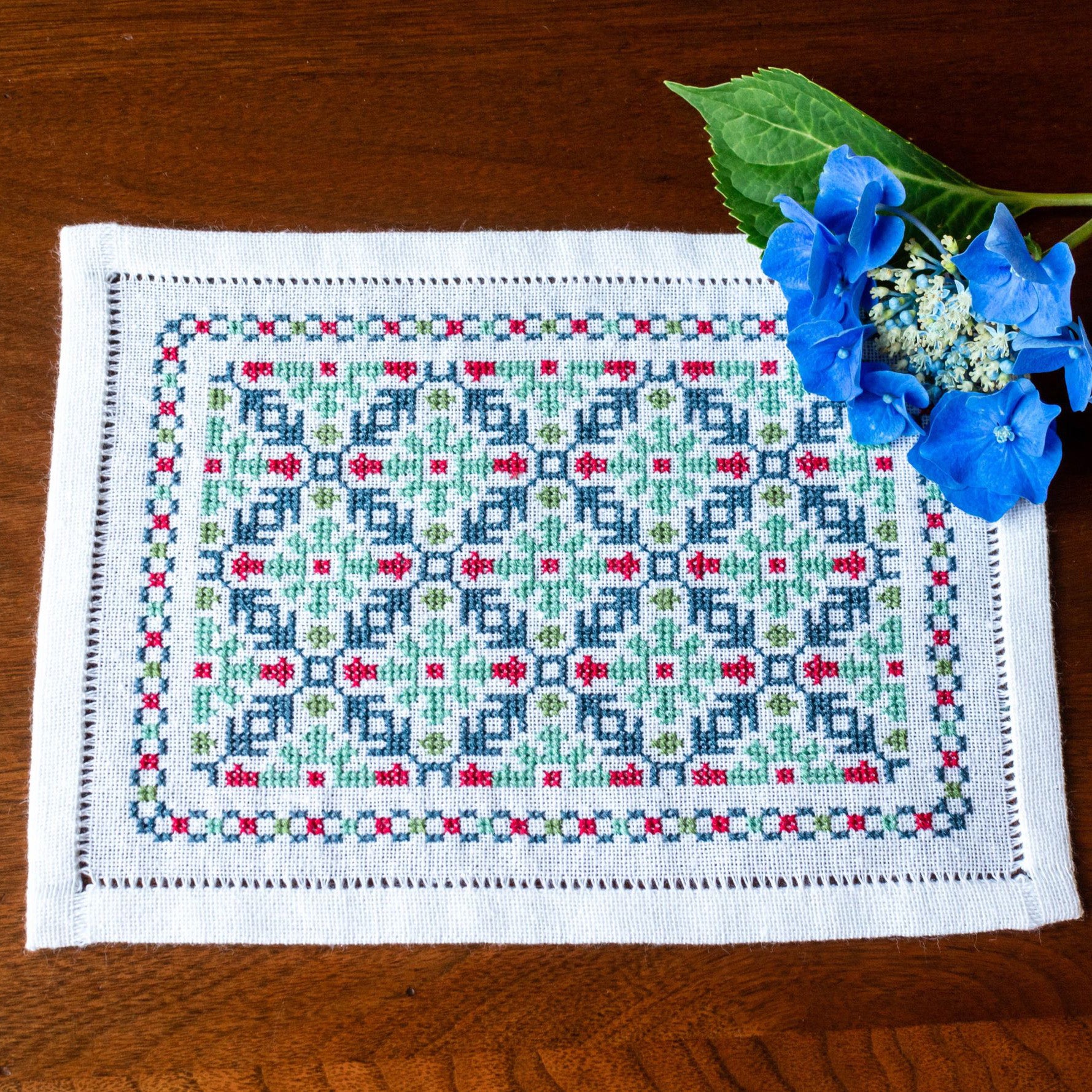 Duftin Stitch-art Kit , 90cm Square Table Cloth Charted for