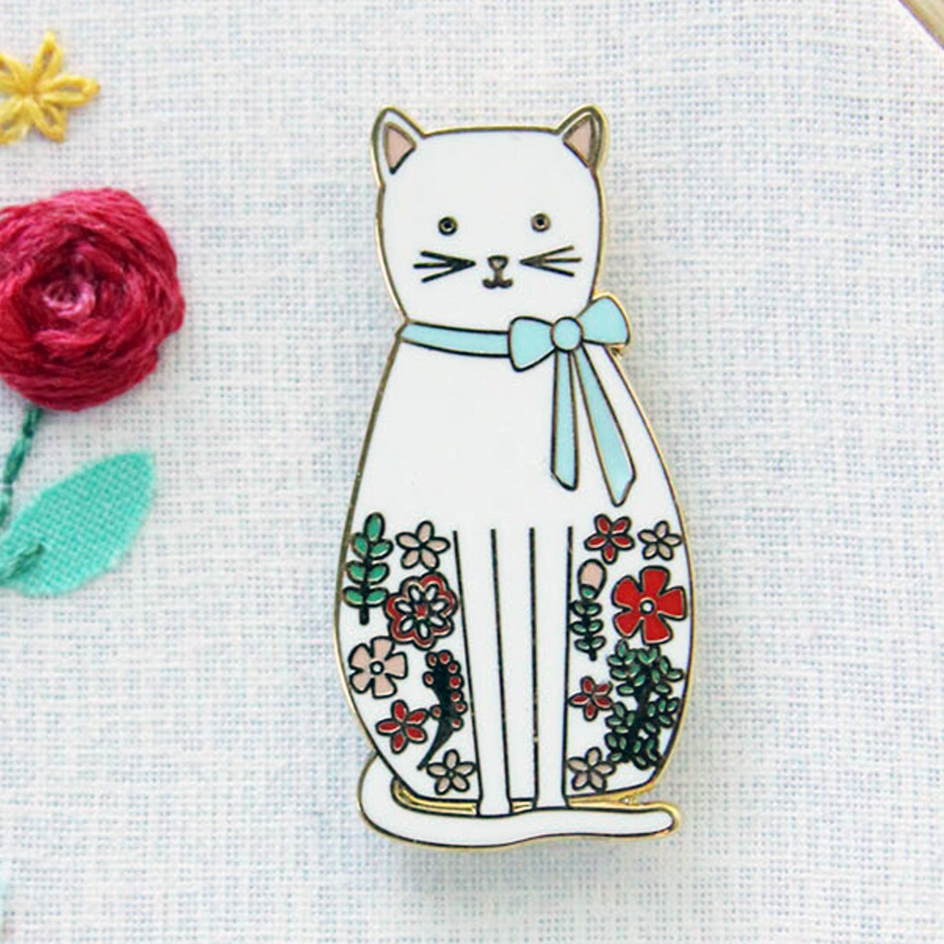 White Floral Cat Needle Minder