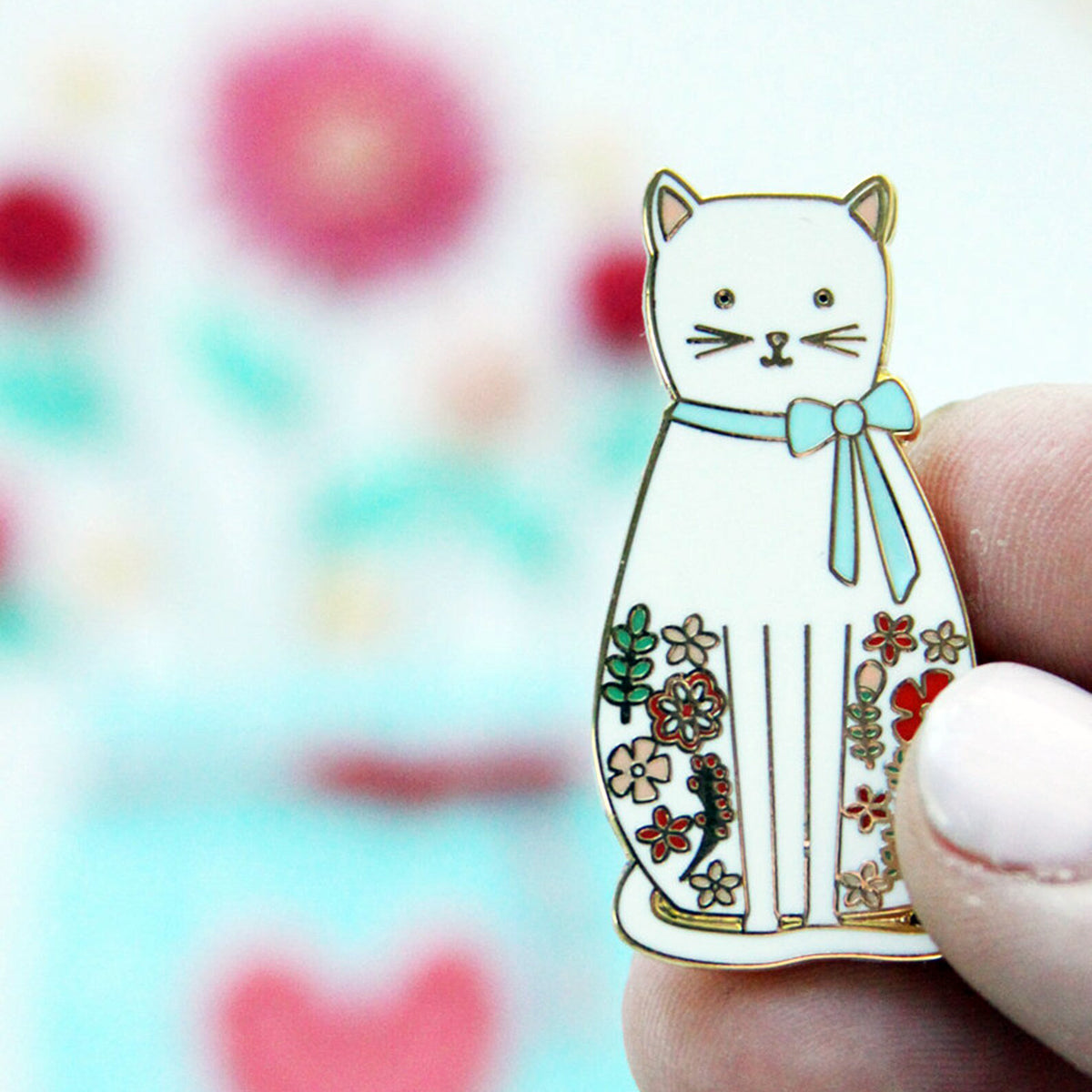 White Floral Cat Needle Minder