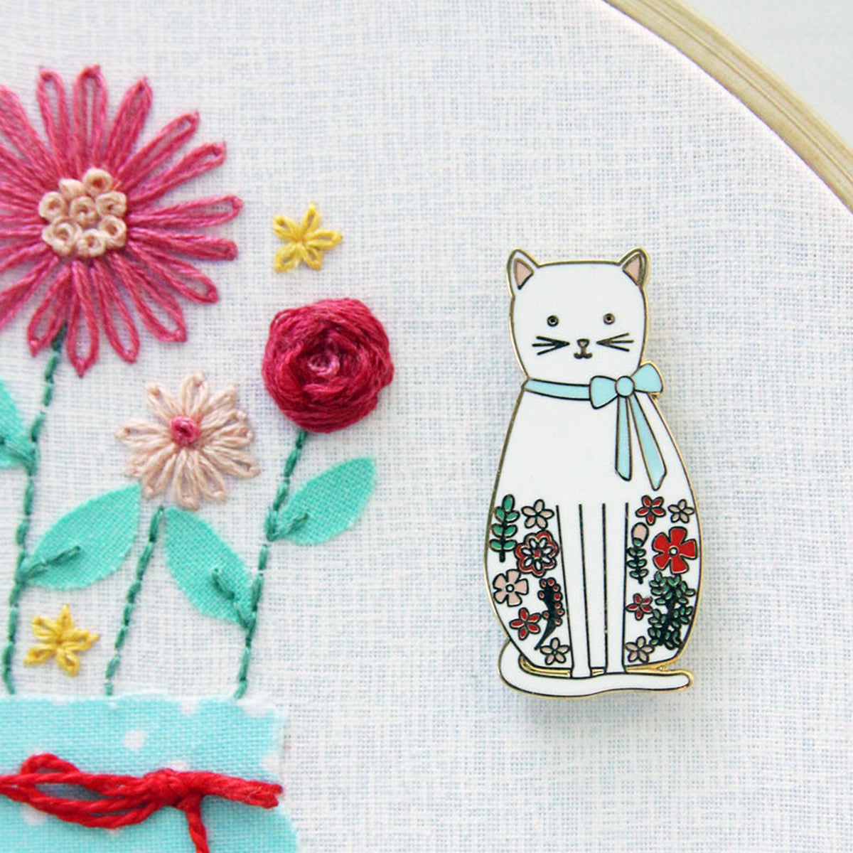 White Floral Cat Needle Minder