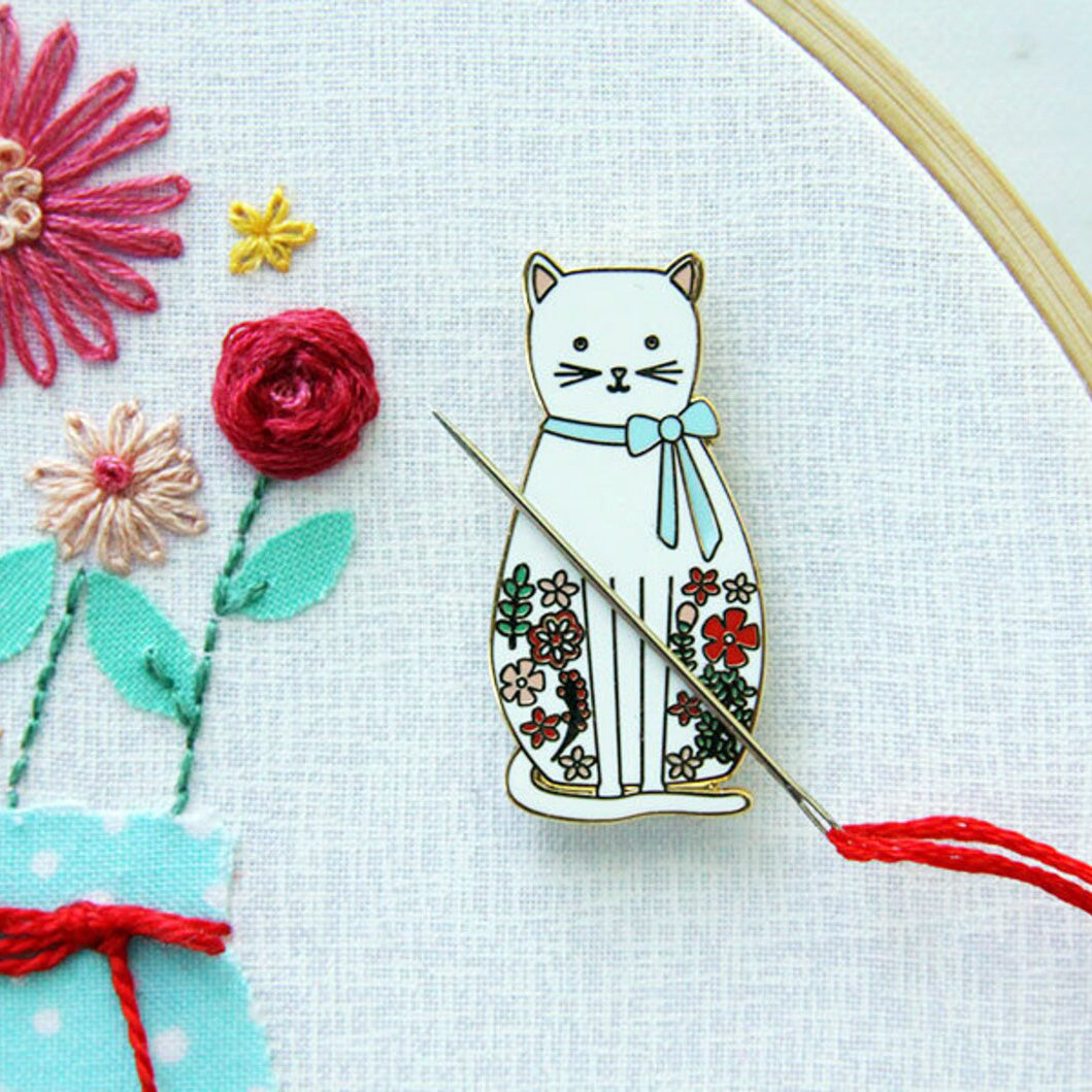 White Floral Cat Needle Minder