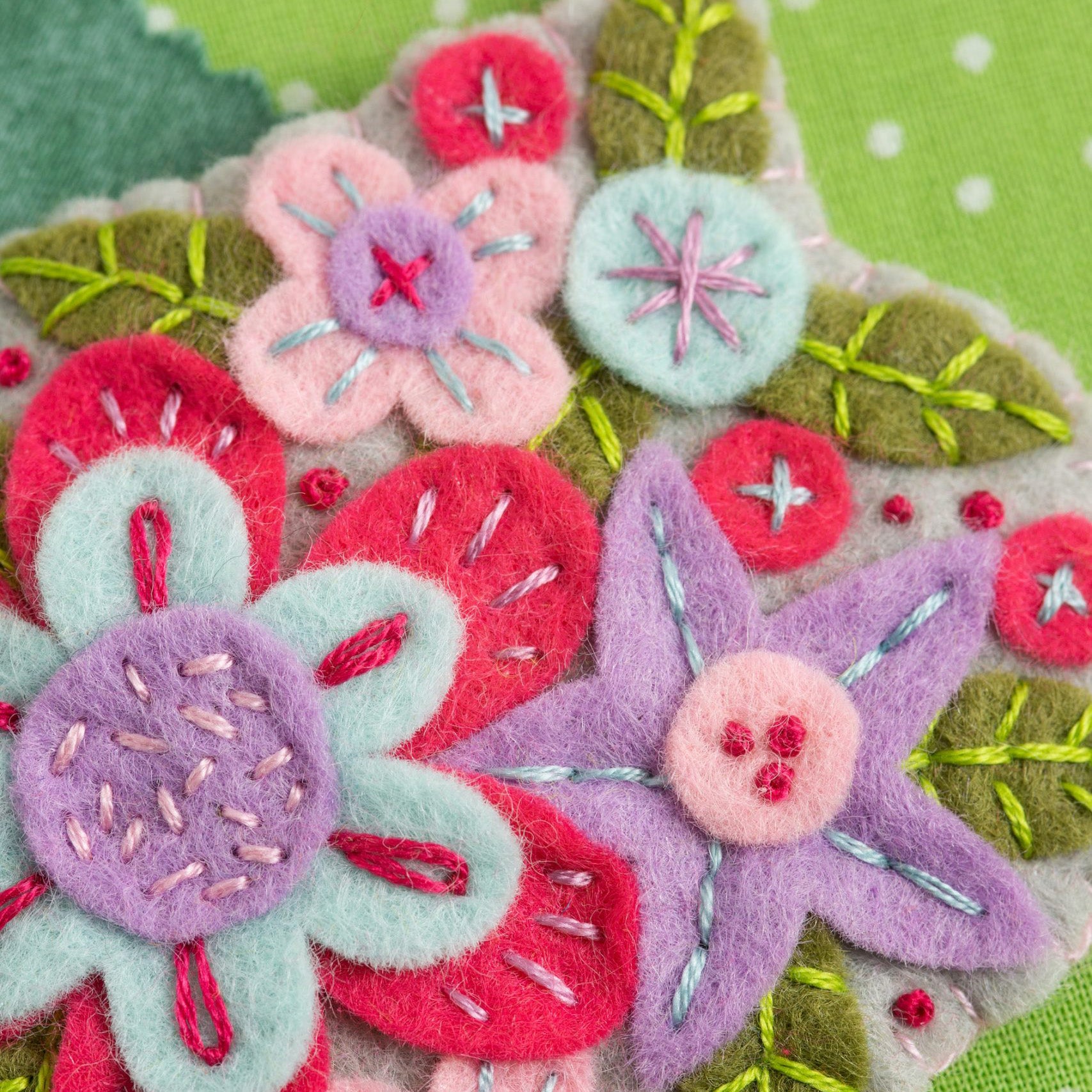 Woolly Chic Crochet Flower Brooch Kit - ideal for beginners