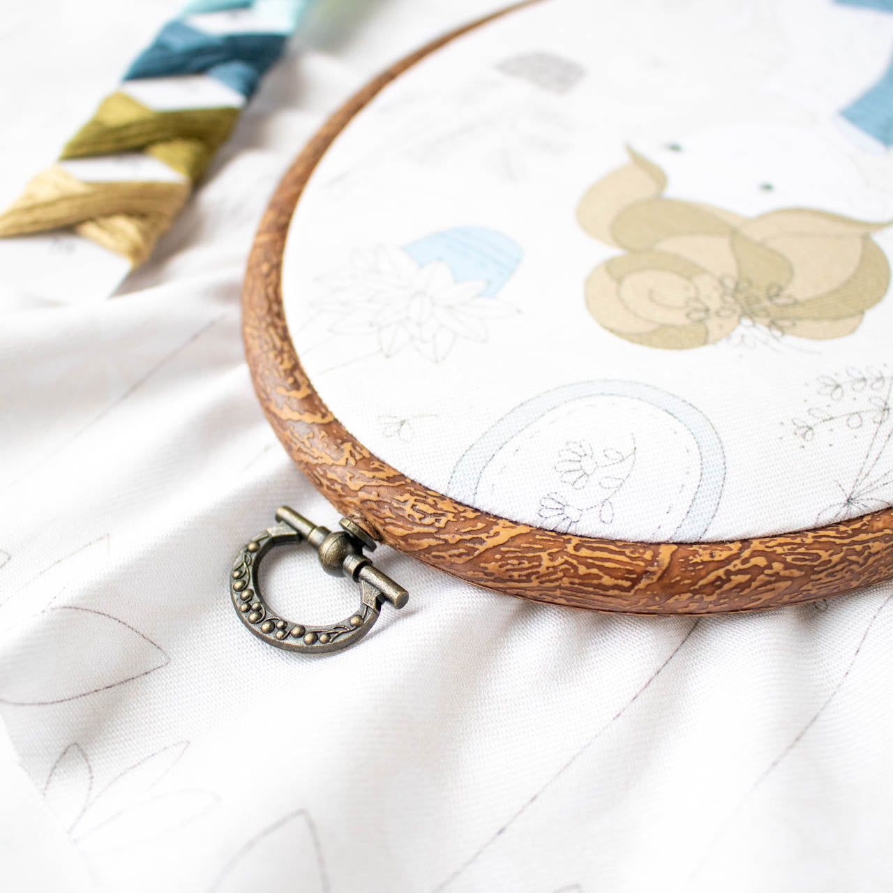 Premium Quality, Plastic Oval Embroidery Hoop with Imitated Wood Look  Display Frame Look (Small)