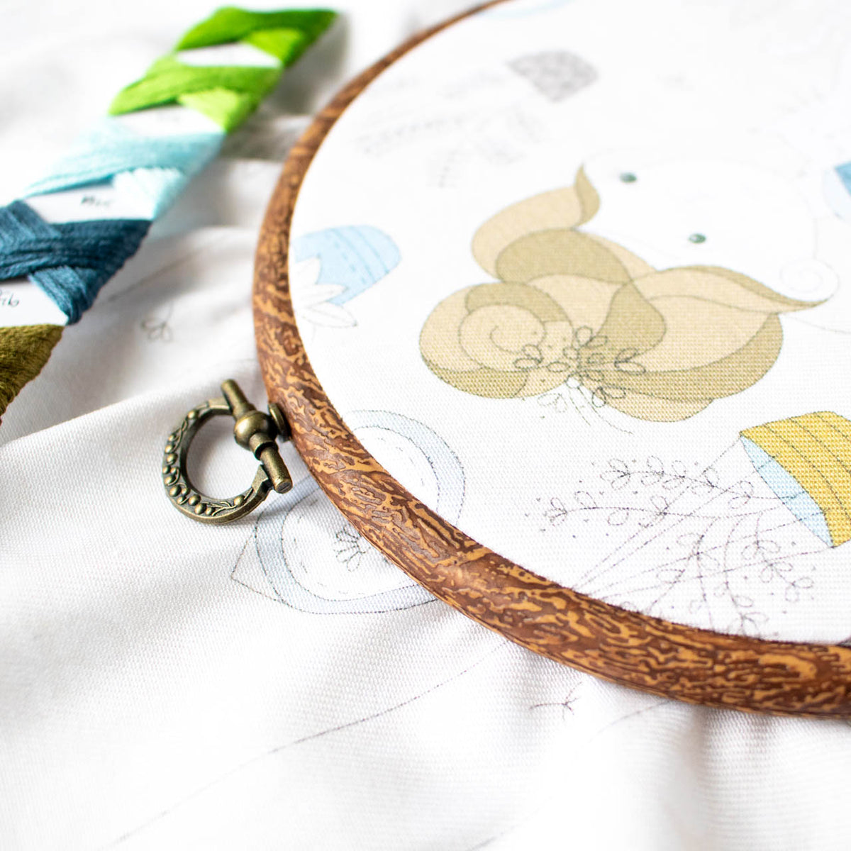 Faux Wood Flexible Embroidery Hoop - Round